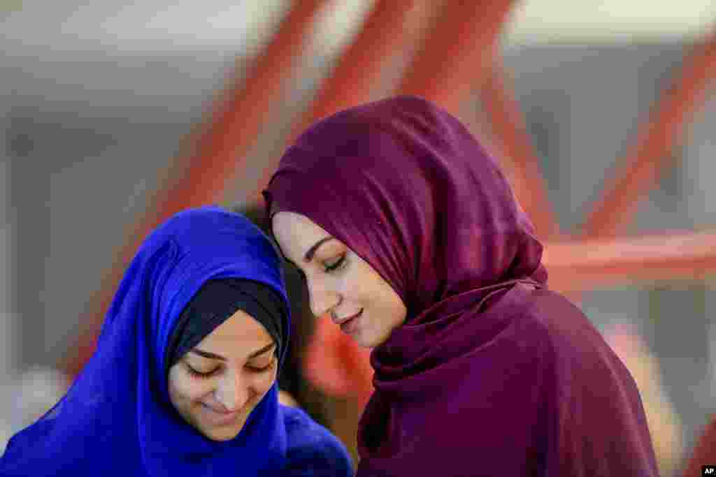 عید فطر در رومانی. دو دختر جوان مسلمان در مراسم مربوط به عید فطر در شهر بخارست حضور دارند.&nbsp;