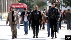 Cảnh sát Tunisia rời khỏi Viện Bảo tàng Bardo sau vụ tấn công gây thiệt mạng cho 19 người và làm bị thương hơn 40 người khác.
