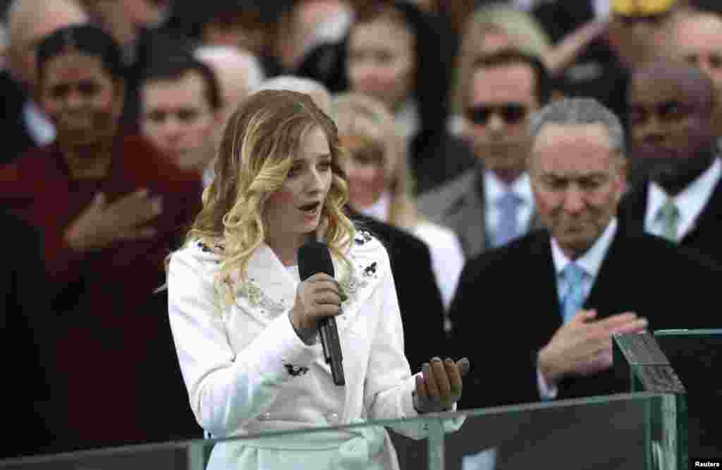 La chanteuse country Jackie Evancho a chanté l'hymne nationale lors de l'investiture de Donald Trump, le 20 janvier 2017.