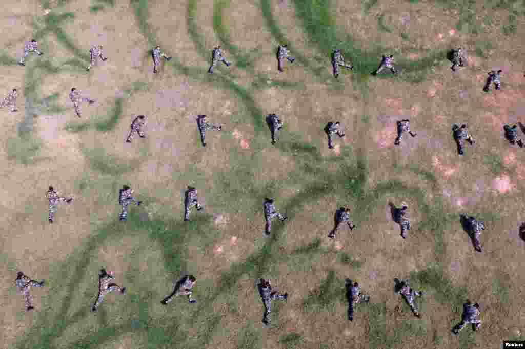 중국 공안 소속 전투경찰대원들이 광시좡족 자치구에서 진행된 훈련에 참가하고 있다. &nbsp;