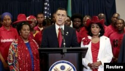 Head of a U.S. congressional delegation to Nigeria, Darrell Edward Issa, center, speaks at a news conference with U.S. Representatives Sheila Jackson Lee, left, and Frederica Wilson during a visit to Abuja, August 4, 2015. 