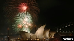 Des feux d'artifice explosent au-dessus de l'Opéra de Sydney lors d’un test à 21 heures avant le feu d'artifice de minuit, ce qui marque le début de la nouvelle année dans la plus grande ville d'Australie, le 31 décembre 2015.