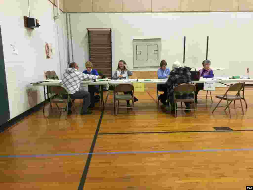 新罕布什尔州南部一个选区的选民在投票站选举美国总统候选人 （龚小夏拍摄 2016年2月9日）