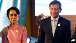 မွတ္တမ္းဓါတ္ပံု- ေဒၚေအာင္ဆန္းစုၾကည္ႏွင့္ စကာၤပူ ႏုိင္ငံျခားေရး ၀န္ႀကီး Vivian Balakrishnan တို႔ကို ၂၀၁၆ တုန္းက က်င္းပတဲ့ အာဆီယံအစည္းအေ၀းတြင္ ေတြ႔ရစဥ္