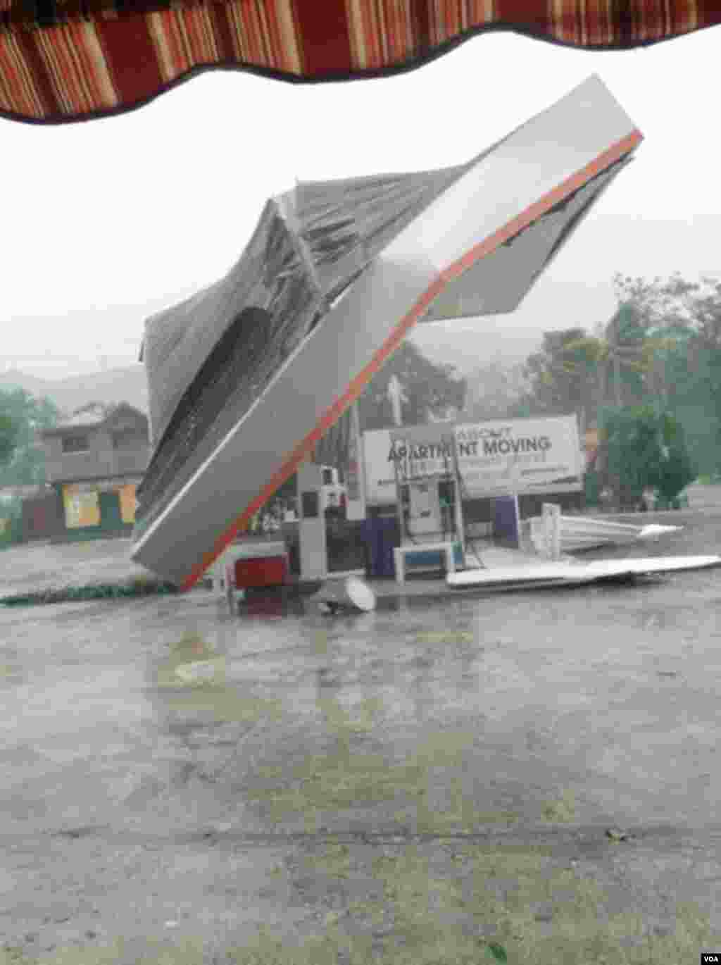En esta foto se aprecia como la fuerza del huracán levantó el techo de una estación de gasolina.