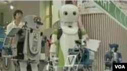 Para kontestan robot di Jepang bersiap sebelum memulai lomba marathon pertama bagi robot di Osaka (24/2).