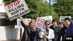 지난 2011년 9월 미국 워싱턴 주재 중국대사관 앞에서 북한자유연합 등 인권단체 관계자들이 중국 정부의 탈북자 강제북송 중단을 촉구하는 시위를 하고 있다. (자료사진)