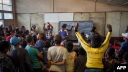 Ambiance surchauffée dans un bureau de vote à Antananarivo, le 19 décembre 2018.