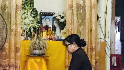TƯ LIỆU: Một người phụ nữ tại bàn thờ với hình của Phạm Thị Trà My, một trong những nạn nhân trong số 39 người chết trong thùng xe tải ở Anh, tại nhà của cô ở tỉnh Hà Tĩnh, ngày 27 tháng 10, 2019.