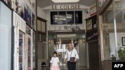 Une femme et un enfant quittent le cinéma "Le Colise" à Rabat, la capitale marocaine, le 18 juillet 2018.