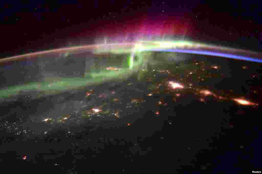 Cahaya Aurora Borealis terlihat di laut Pasifik dari Stasiun Antariksa Internasional oleh astronot Scott Kelly. Foto disediakan oleh NASA, 20 Januari 2016.