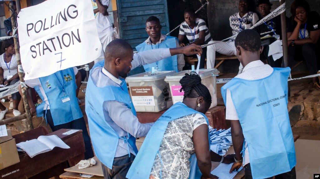 Maafisa wa uchaguzi wakihesabu kura ya kiti cha urais huko Sierra Leone