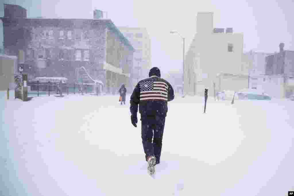 Чоловік йде вулицею під час снігового шторму в Атнлантік-Сіті, штат Нью-Джерсі. 4 січня 2018 року.