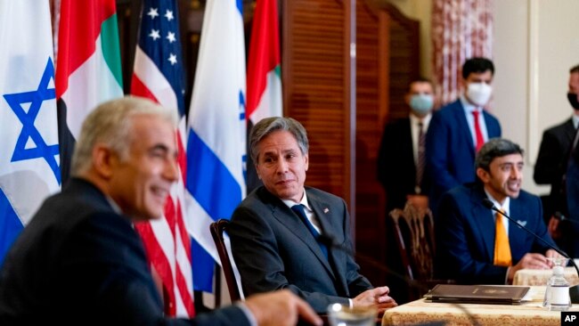 토니 블링컨(가운데) 미 국무장관이 13일 워싱턴에서 야이르 라피드(왼쪽) 이스라엘 외무장관과 환담하고 있다.
