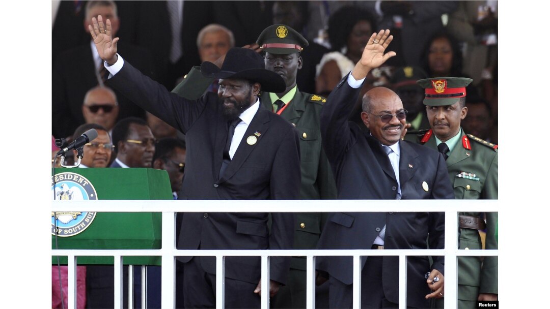 Presiden Sudan Selatan Salva Kiir (kiri) dan Presiden Sudan Omar Hassan al-Bashir melambaikan tangan kepada puluhan ribu warga Sudan Selatan yang menghadiri perayaan HUT Kemerdekaan Sudan Selatan pertama di Juba (9/7).