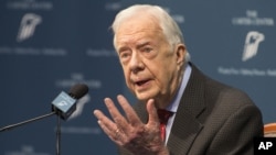 Eski Başkan Jimmy Carter, Atlanta'daki Carter Merkezi'nde gazetecilere hastalığını anlatırken.