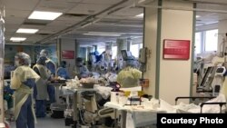 နယူးယောက်မြို့ Elmhurst အရပ်ရှိ ဆေးရုံတရုံ အထူးကြပ်မတ်ကုသဆောင် မြင်ကွင်း။