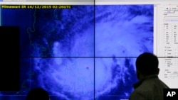 Seorang ahli meteorologi tengah mengamati foto pergerakan topan Melor yang dikirim oleh satelit ke pusat biro di daerah suburban kota Quezon, timur laut Manila, Filipina tersebut, saat topan itu menghantam Filipina bagian timur (14/12).