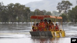 Emergency services personnel evacuate people from Rockhampton to Capricorn Highway 6km south of Rockhampton, 3 Jan 2011.