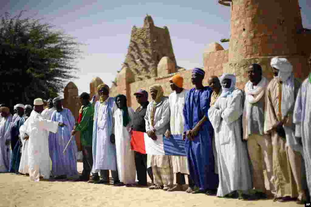 Elders gather with over two thousand well-wishers to greet French President Francois Hollande during his two-hour-long visit to Timbuktu, Mali, February 2, 2013. 