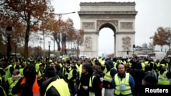 Manifestantes com os coletes amarelos hoje em Paris