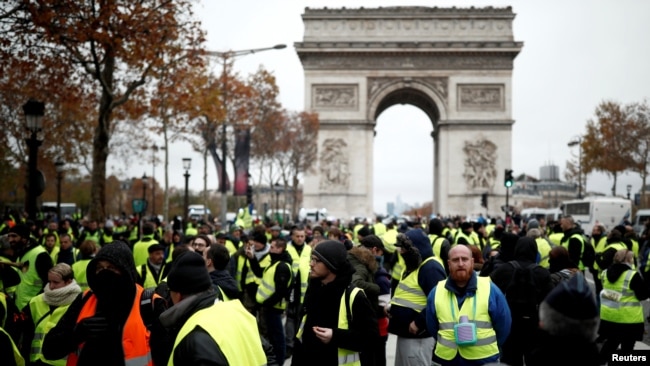 Manifestantes com os coletes amarelos hoje em Paris