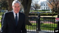 A Washington, l'avocat spécial Robert Mueller passe devant la Maison-Blanche, le 24 mars 2019.