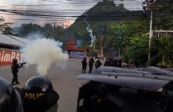 Polisi anti hura-hara menembakkan gas air mata untuk membubarkan demonstrasi di Jayapura, Papua hari Kamis (29/8).
