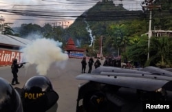 Polisi anti hura-hara menembakkan gas air mata untuk membubarkan demonstrasi di Jayapura, Papua hari Kamis (29/8). (Antara/Indrayadi TH/via REUTERS )