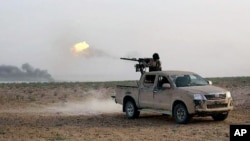 Một chiến binh Nhà nước Hồi giáo đang chiến đấu chống lại lực lượng chính phủ tại khu vực nằm giữa Homs và Palmyra hôm 20/5.