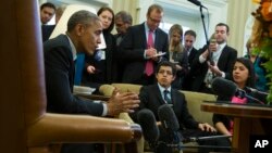 Presiden Obama hari Rabu (4/2) di Gedung Putih bertemu dengan enam anak muda yang dibawa secara illegal ke AS.