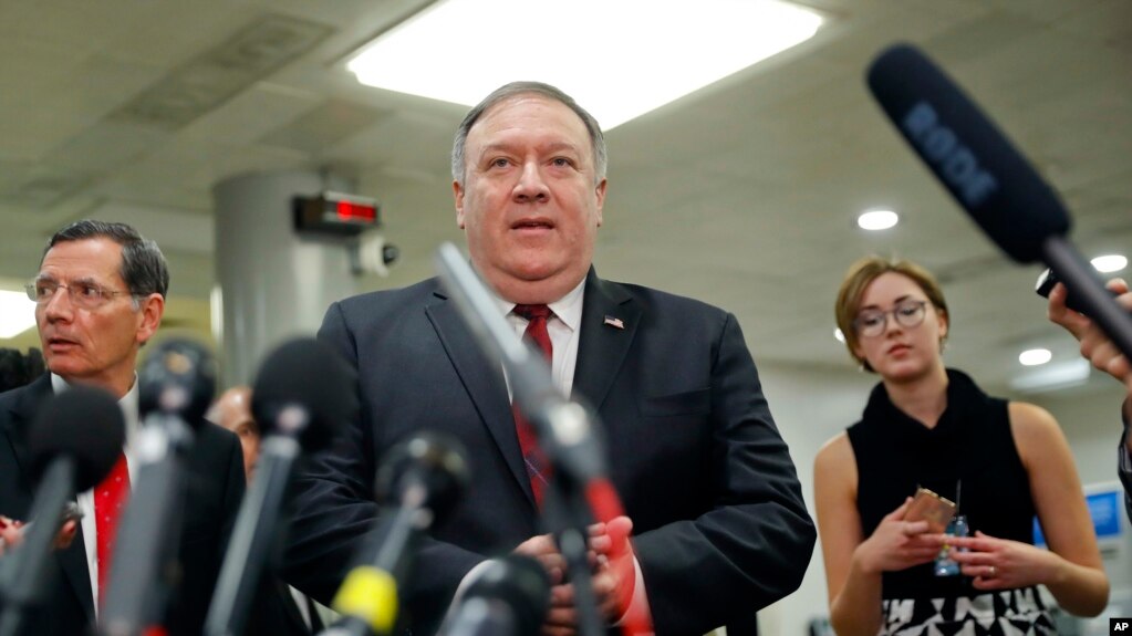 Menlu AS, Mike Pompeo, berjalan menghampiri mikrofon untuk berbicara kepada awak media setelah meninggalkan pertemuan tertutup terkait Saudi Arabia, Rabu, 28 November 2018 di Capitol Hill di Washington, D.C. (foto: AP Photo/Pablo Martinez Monsivais)