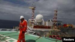 Un homme marche sur l'héliport de la plate-forme pétrolière brésilienne Petrobras P-66 dans le bassin offshore de Santos à Rio de Janeiro, Brésil, le 5 septembre 2018. (Photo: REUTERS/Pilar Olivares)