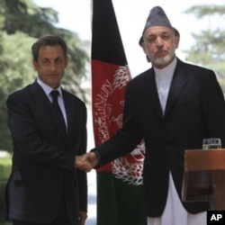 Le président afghan Hamid Karzai et son homologue français, Nicolas Sarkozy, à Kaboul le 12 juillet 2011