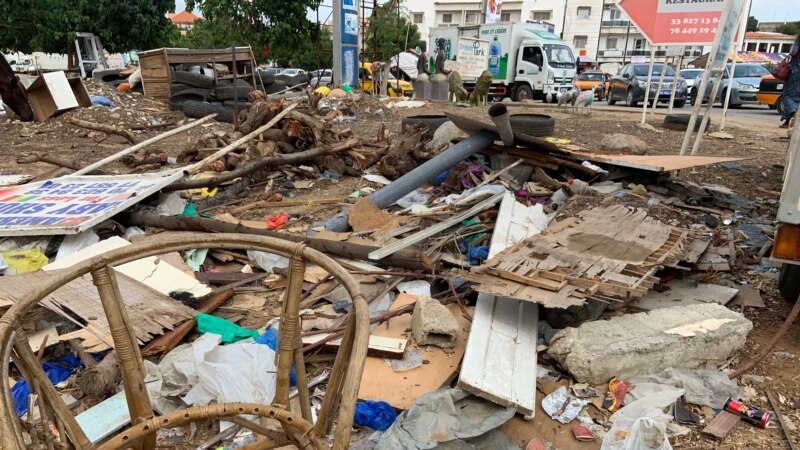 Des déchets à la pelle après la Tabaski à Dakar