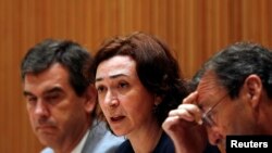 Directora Geral de Saúde espanhola Maria Mercedes Vinuesa no centro