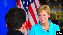 US Ambassador to Thailand Kristie Kenney speaks with VOA's Steve Herman in Bangkok, May 23, 2014.