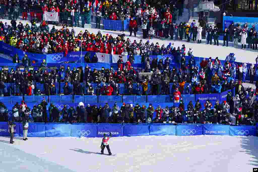 Shaun White of the United States waves after competing in the men&#39;s halfpipe finals at the 2022 Winter Olympics, in Zhangjiakou, China.