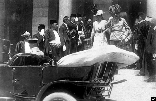 Эрцгерцог Австрии Франц-Фердинанд и его жена Софи, за несколько минут до убийства. Сараево. 28 июня 1914 года