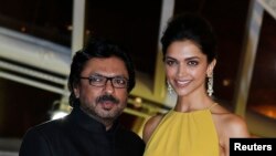 سنجی لییلا بهانسلی (چپ) اتهامات تحریف داستان فلم پدماواتی را رد کرده است.