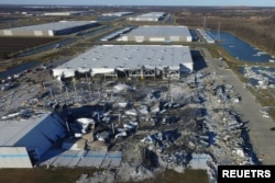 龙卷风造成美国伊利诺伊州爱德华兹维尔的亚马逊公司一个分发中心屋顶坍塌（2021年12月11日）
