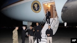 El presidente Obama a su arribo a Afganistán es recibido por el teniente General Curtis "Mike" Scaparrotti y el embajador Ryan Crocker, en la base Bagram.