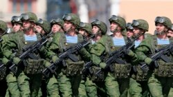 ရုရှားနိုင်ငံ၊ မော်စကိုမြို့မှာ လေထီးတပ်ဖွဲ့ဝင်တွေ စစ်ရေးပြအခမ်းအနားချီတက်နေစဉ်။ (မေ ၇၊ ၂၀၂၁) 