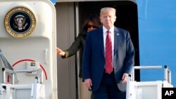 도널드 트럼프 대통령이 전용기인 에어포스원에서 내리고 있다.