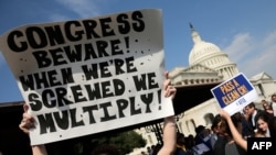 Nhân viên liên bang bị cho nghỉ việc biểu tình phản đối bên ngoài Trụ sở Quốc hội Mỹ, yêu cầu chấm dứt việc đóng cửa chính phủ, ngày 4/10/2013. Uy tín của Quốc hội Hoa Kỳ ngày càng sụt giảm.