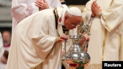 El papa Francisco bendice el aceite para ungir durante la misa de Jueves Santo en la Basílica de San Pedro. 