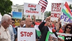 Para aktivis anti ISIS melakukan unjuk rasa di depan Gedung Putih di Washington, DC, 9/8/2014. 