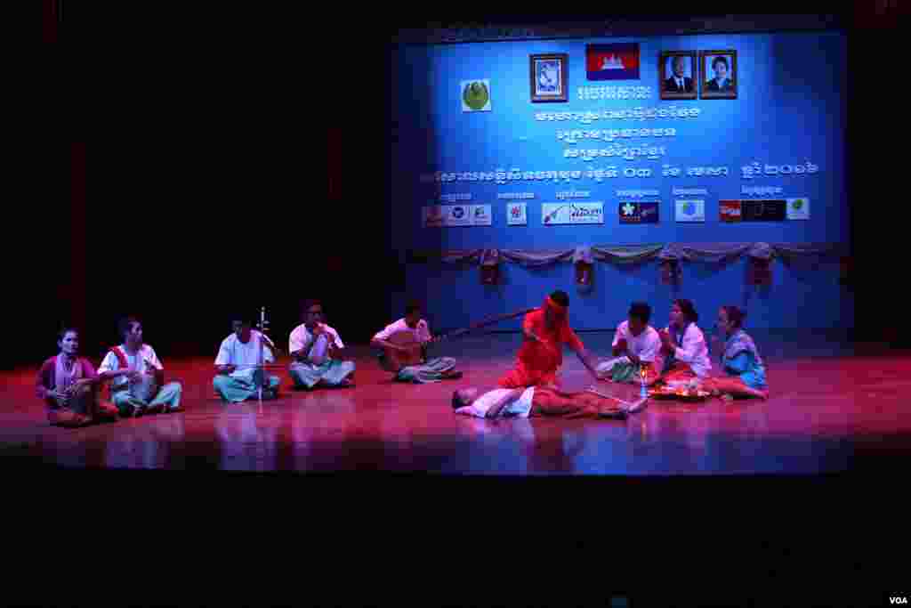 ឧបករណ៍ចាប៉ីដងវែងត្រូវបានគេប្រើនិងឧបករណ៍តន្រ្តីផ្សេងទៀតនៅក្នុងពិធីព្យាបាលបែបព្រលឹងមួយ។ក្រុមអ្នកសម្ដែងប្រមួលផ្ដុំគ្នានៅមហោស្រពចាប៉ីលើកតំបូងបំផុតនៅសាលមហោស្រពចតុមុខនារាជធានីភ្នំពេញកាលពីថ្ងៃអាទិត្យទី០៣មេសានេះ។(ឡេង ឡែន/VOA)