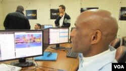 Gary Valentino Hollis learns to build a webpage from inside San Quentin State Prison. (VOA / JoAnn Mar)