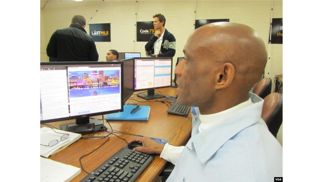 Gary Valentino Hollis uses his skills to create a webpage. (VOA / JoAnn Mar)